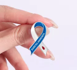 Pin Diabetes Awareness lazo azul y blanco