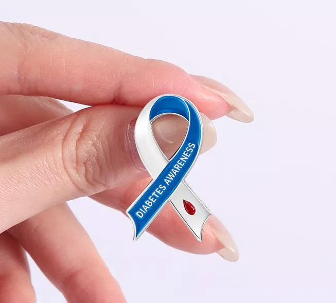 Pin Diabetes Awareness lazo azul y blanco
